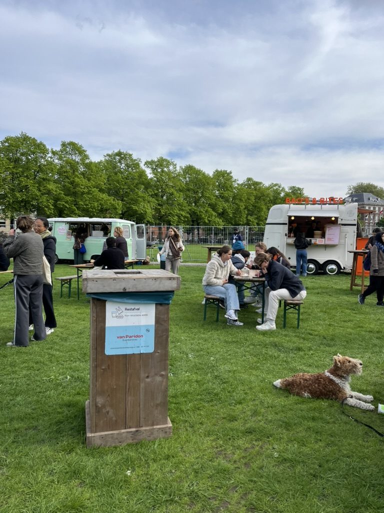 Enkele bak op het Museumplein, tussen de foodtrucks.