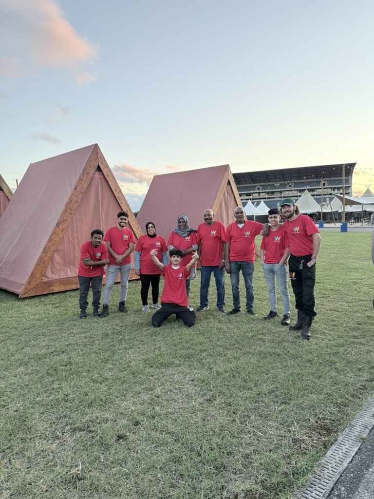 Ons beddenteam voor de glampingtenten op een festivalcamping