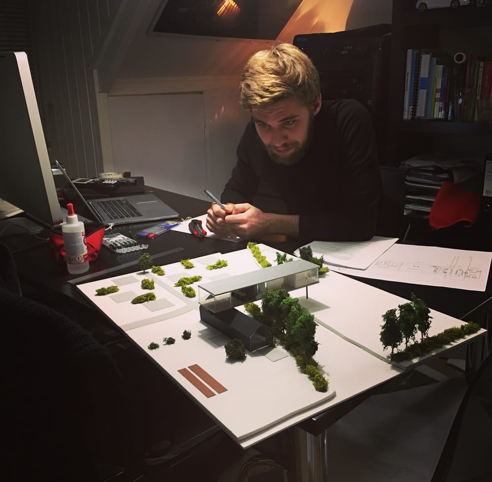 Van jongs af aan tussen de wagens (links, uit het tijdperk van opa Gerard) en later aan de maquette in Delft: bouwen zit er al lang in.