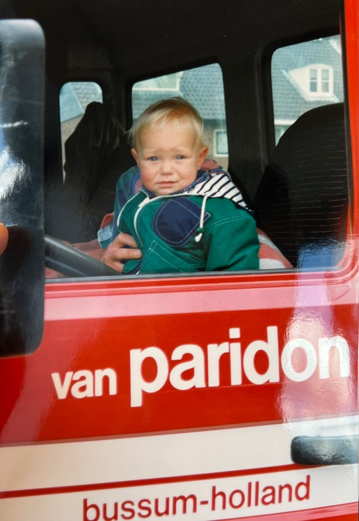 Van jongs af aan tussen de wagens (links, uit het tijdperk van opa Gerard) en later aan de maquette in Delft: bouwen zit er al lang in.