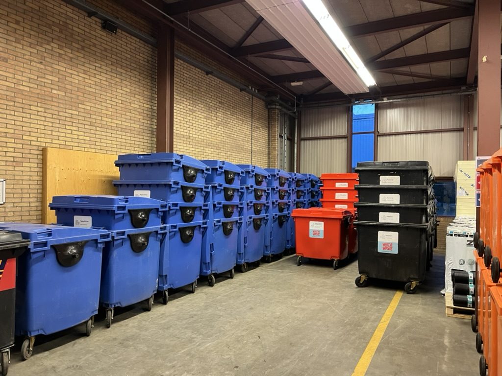 Het magazijn in Utrecht: alles op wielen, klaar om de wagen in te rijden.