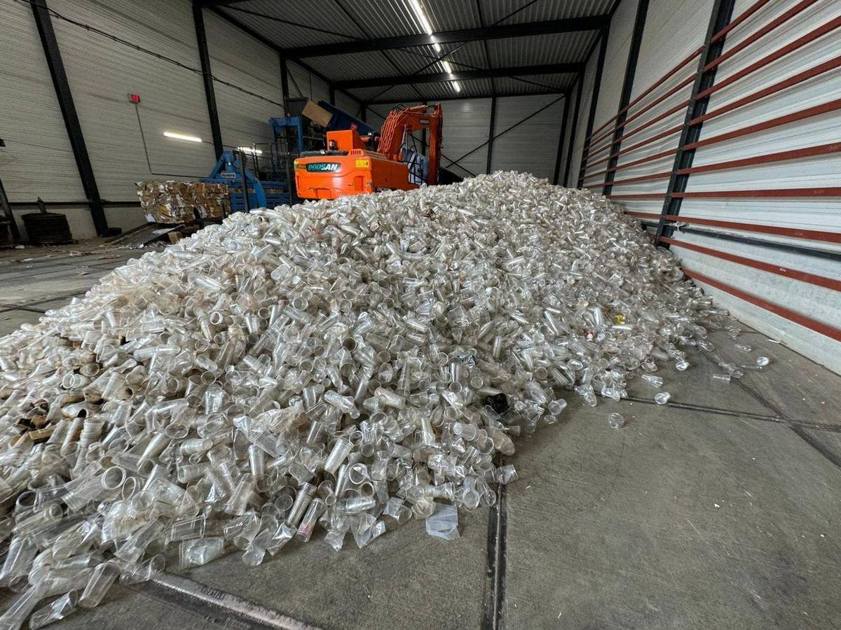 Bij ons in de hal: de bekers komen als aparte stroom binnen en worden gesorteerd voordat ze de pers in gaan.