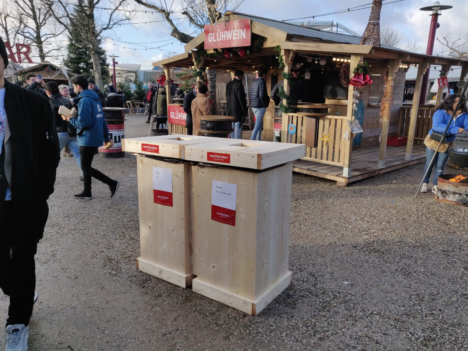 Dubbele bak op een kerstmarkt, naast de glühweinkraam.