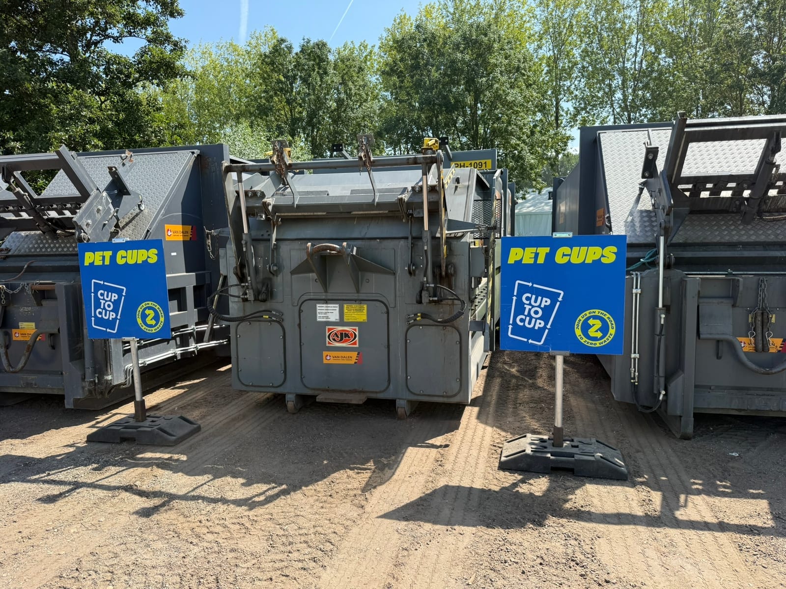 Perscontainer voor PET-bekers met Cup to Cup-borden ervoor