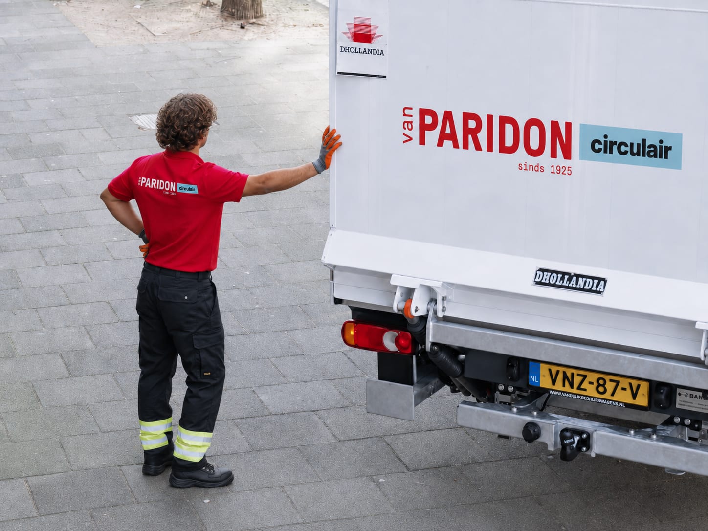Bakwagen van What a Waste met medewerker
