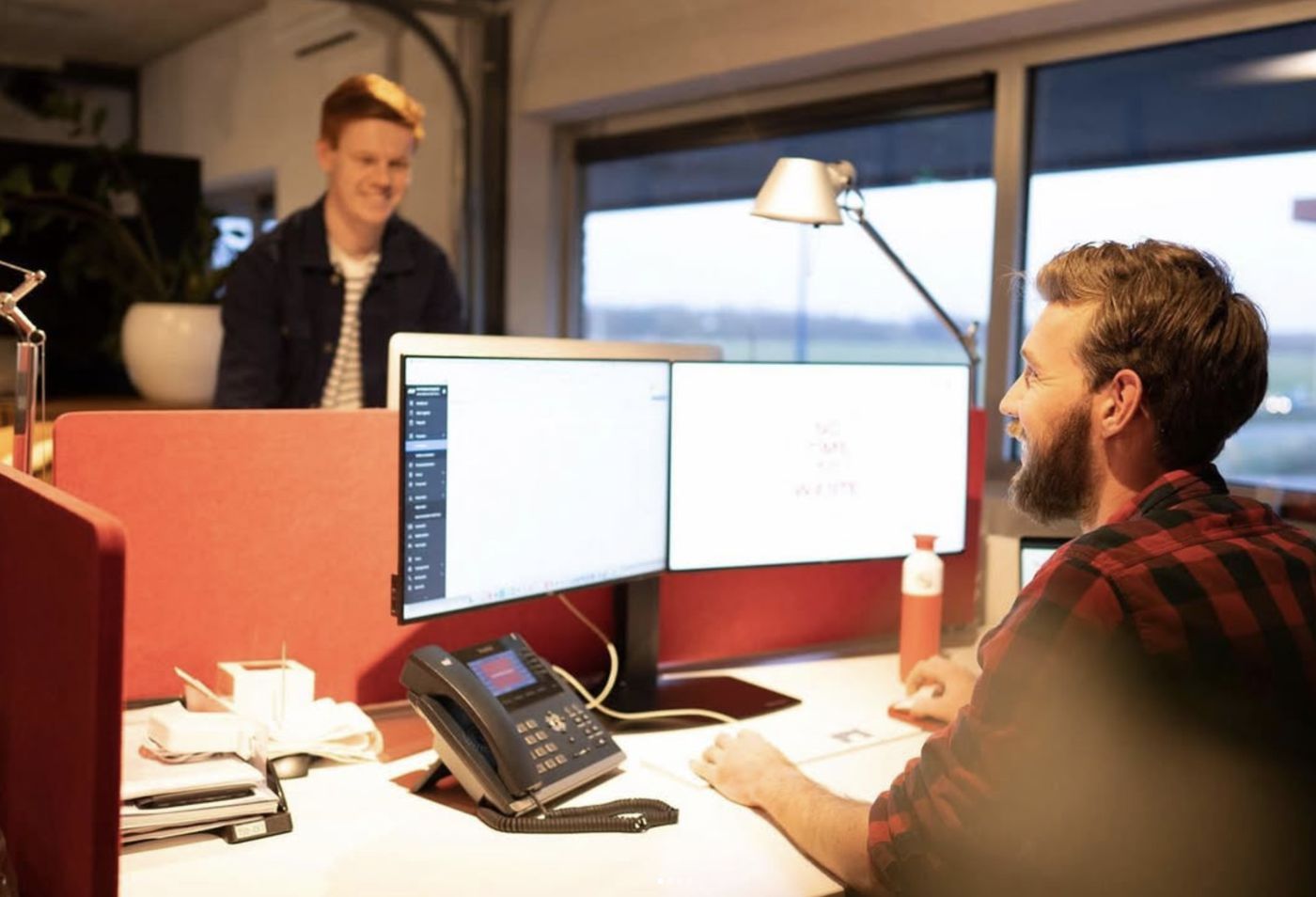 Floris en Thomas aan het werk op kantoor in Utrecht
